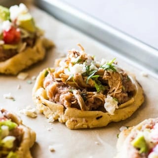 3 Sopes de Carnitas